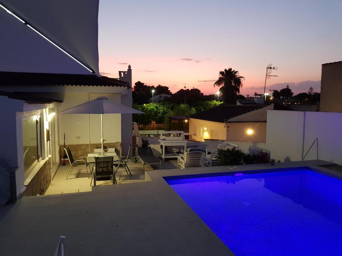 Lovely Bungalow For Four Close To Beach And City In 托雷维耶哈 外观 照片