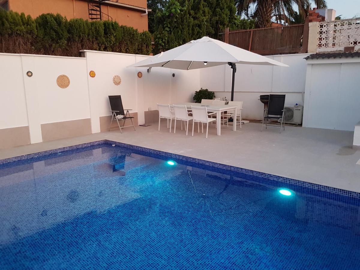 Lovely Bungalow For Four Close To Beach And City In 托雷维耶哈 外观 照片